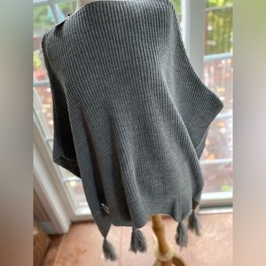 Vince Camuto grey knit poncho with bottom tassels one size